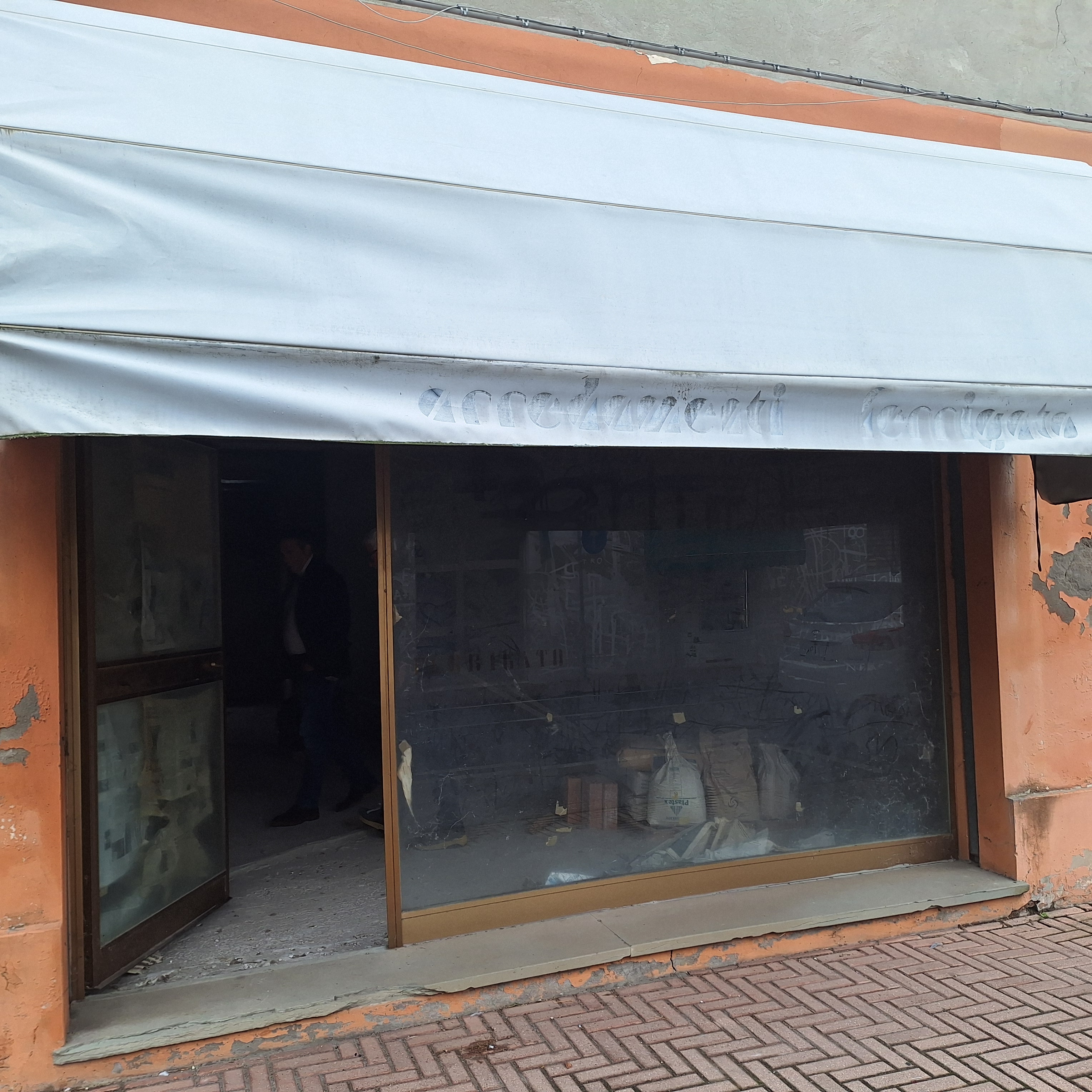 Negozio a Fiscaglia, Ferrara