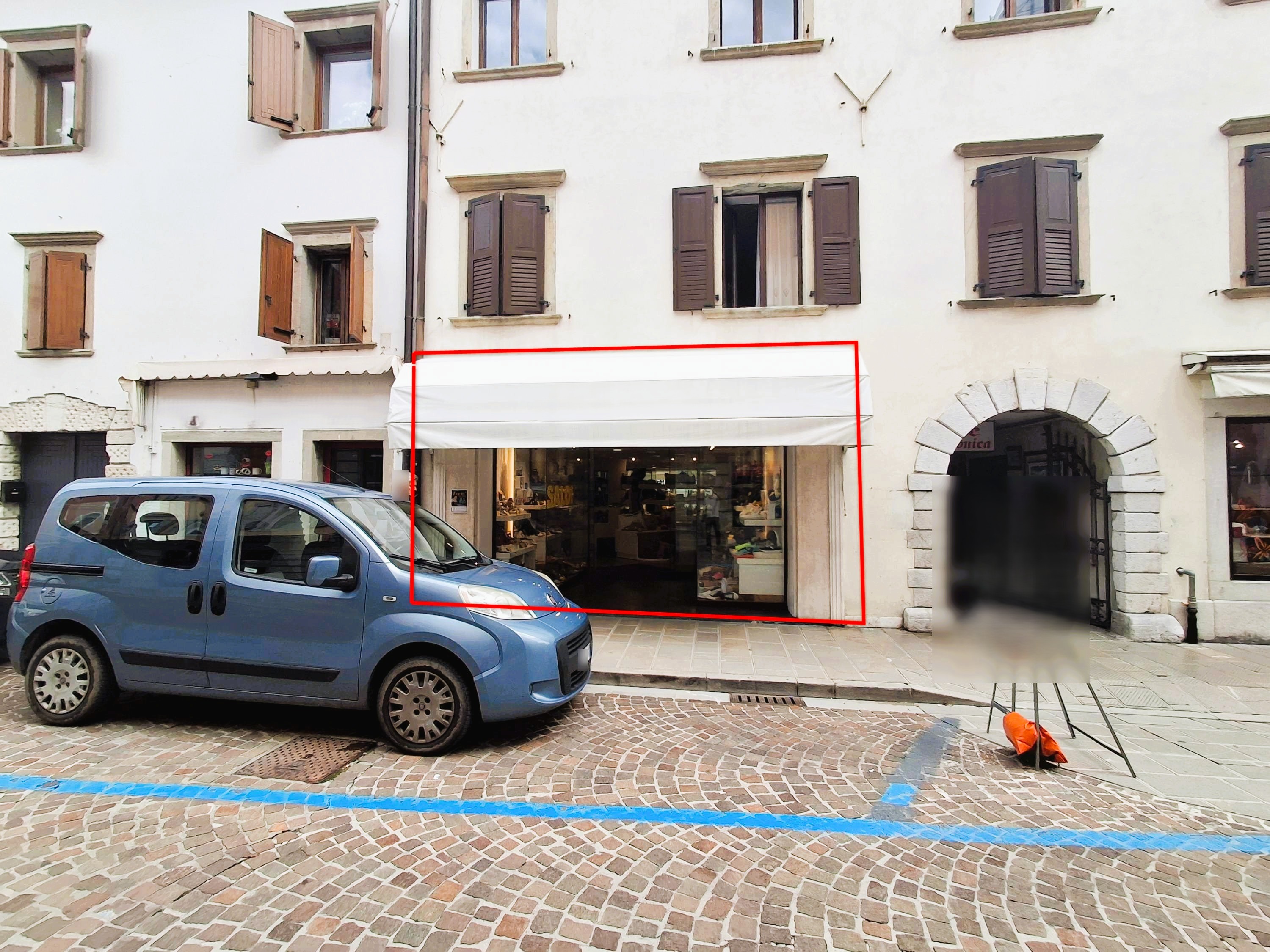 Negozio a Tolmezzo, Udine