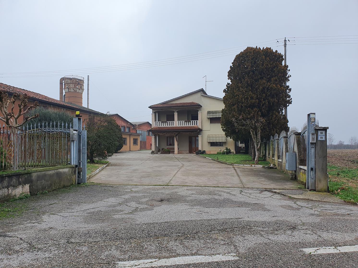 Capannone industriale a San Pietro di Morubio, Verona