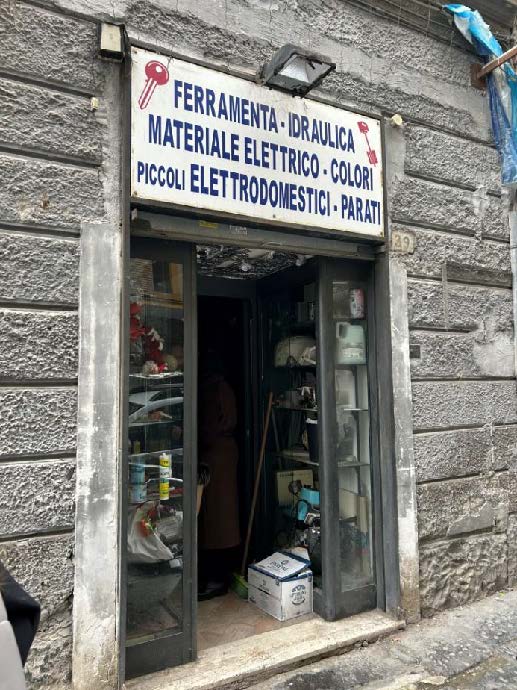 Negozio in Via Marco Aurelio Severino, 39 a Napoli — asta giudiziaria — fotografia 2